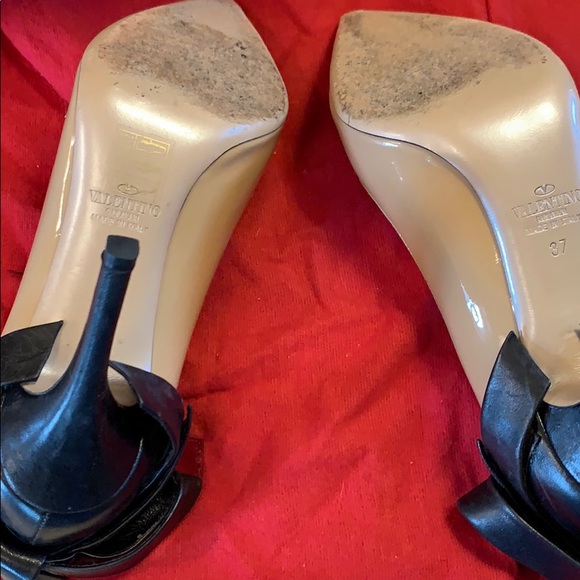 Valentino Garavani patent bow pumps. - Picture 4 of 6